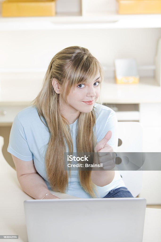 Teen Ragazza sorridente con Laptop - Foto stock royalty-free di 14-15 anni