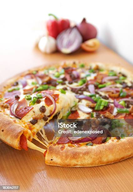 Pizza - Fotografias de stock e mais imagens de Pizza - Pizza, Recheado, Pizza com borda recheada