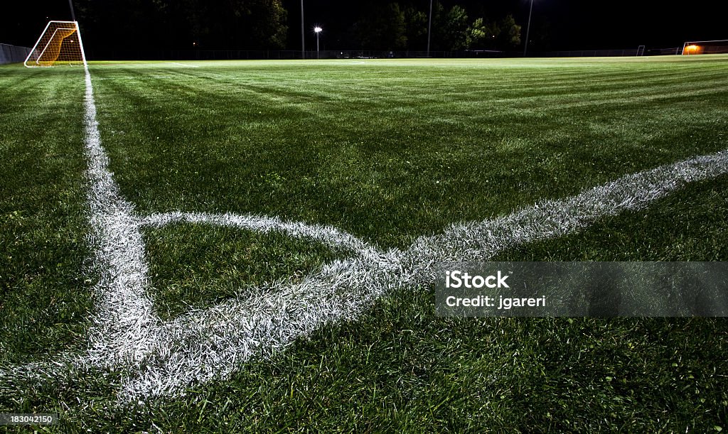 Campo de fútbol en la noche - Foto de stock de Aire libre libre de derechos