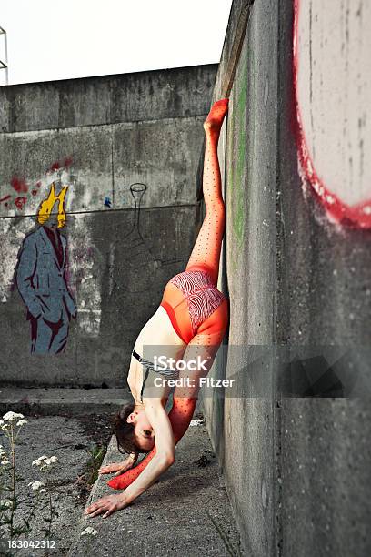 Foto de Flexível Mulher Jovem Ao Ar Livre e mais fotos de stock de 20 Anos - 20 Anos, 25-30 Anos, Adulto