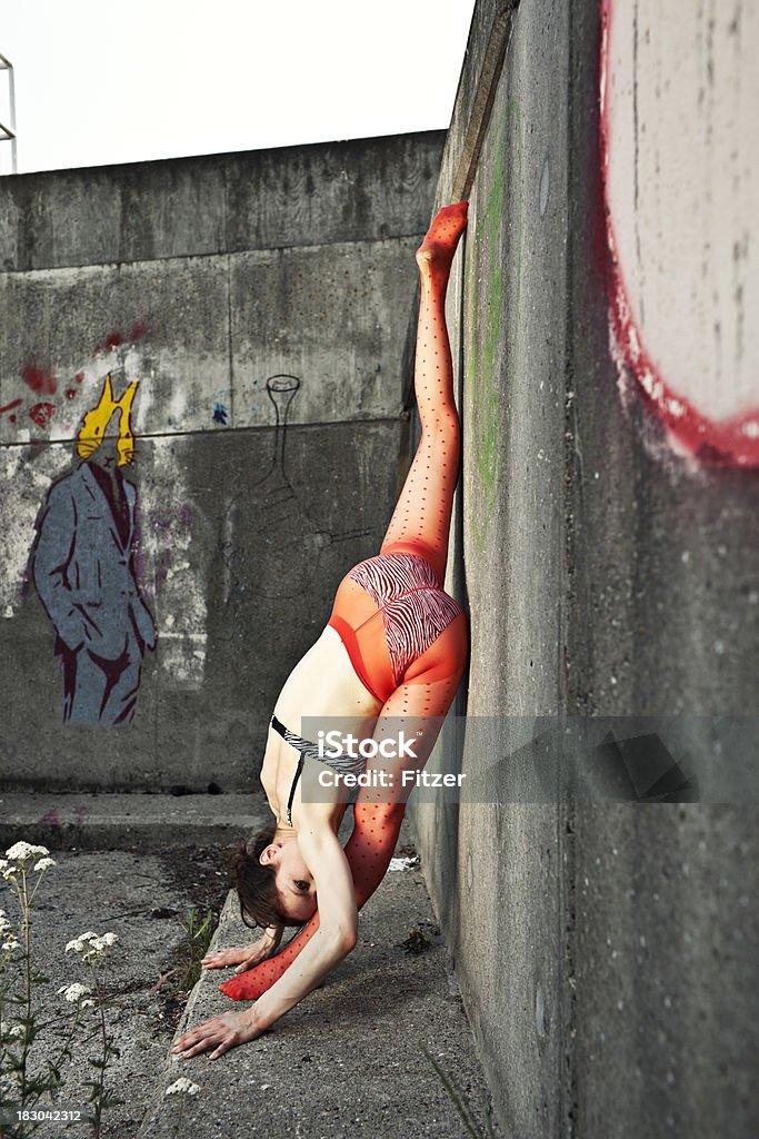 Молодая женщина на открытом воздухе Гибкий - Стоковые фото 20-29 лет роялти-фри