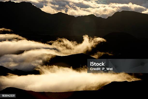 Panorama Di Nuvole - Fotografie stock e altre immagini di Ambientazione esterna - Ambientazione esterna, Aurora, Catena di montagne