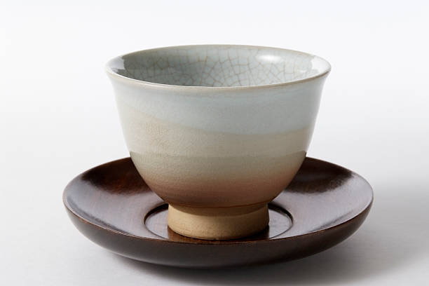 isolado filmagem de japonês copo de chá verde no fundo branco - two objects cup saucer isolated imagens e fotografias de stock