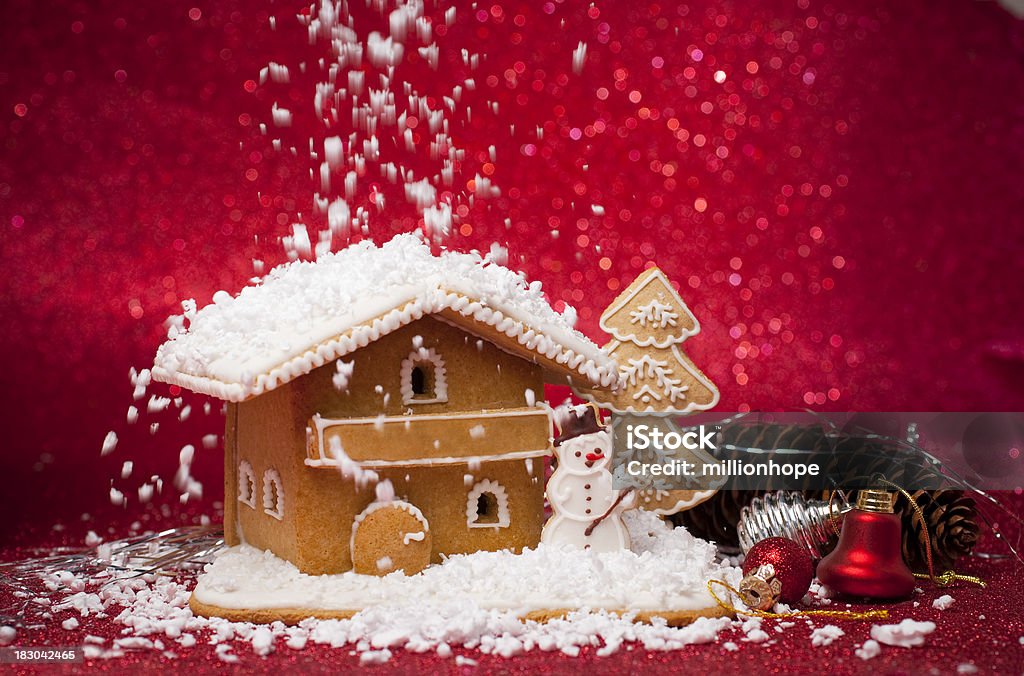 Maison en pain d'épice et de décoration de Noël - Photo de Maison en pain d'épice libre de droits