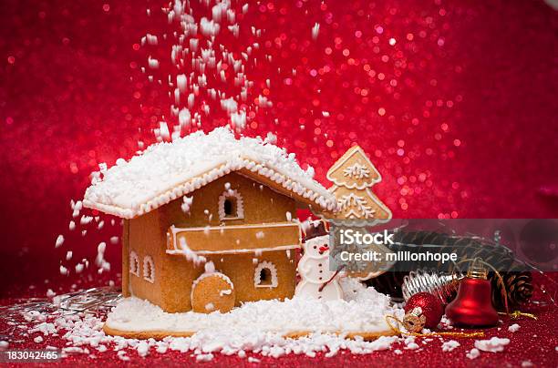 ジンジャーブレッドハウスとクリスマスデコレーション - ジンジャーブレッドハウスのストックフォトや画像を多数ご用意 - ジンジャーブレッドハウス, まぶしい, やわらか