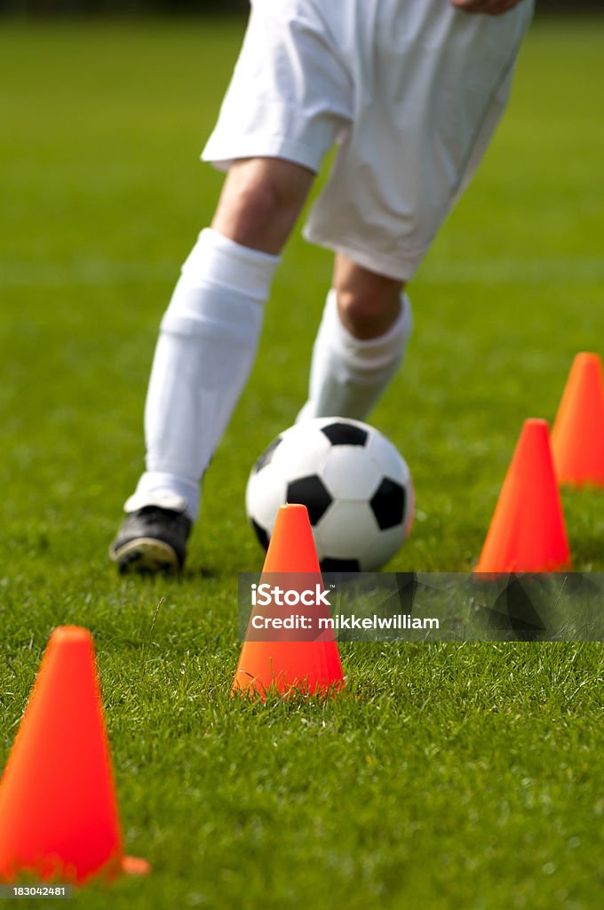 Treino de futebol com bola de futebol americano e vermelho cones no campo - Foto de stock de Jogador de Futebol royalty-free