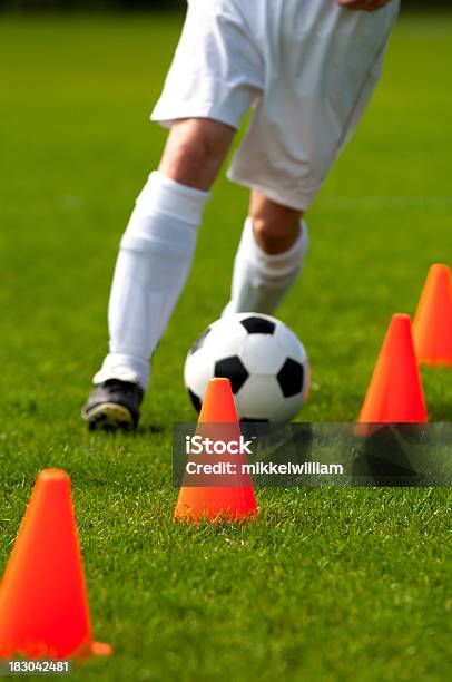 Foto de Treino De Futebol Com Bola De Futebol Americano E Vermelho Cones No Campo e mais fotos de stock de Jogador de Futebol