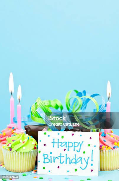 Oferta De Aniversário E Cupcakes - Fotografias de stock e mais imagens de Postal de Parabéns - Postal de Parabéns, Alimentação Não-saudável, Aniversário