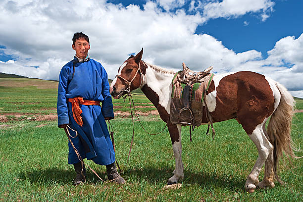 mongolian randonneur à cheval - travel nature outdoors independent mongolia photos et images de collection