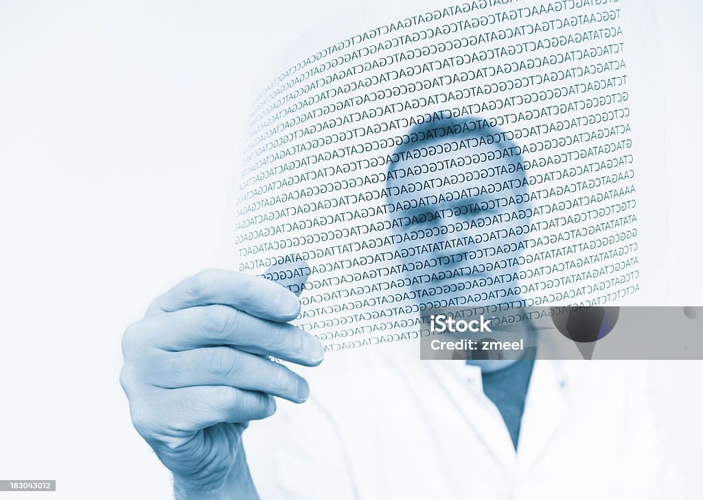 Scienziato esaminando il codice del DNA - Foto stock royalty-free di Test del DNA