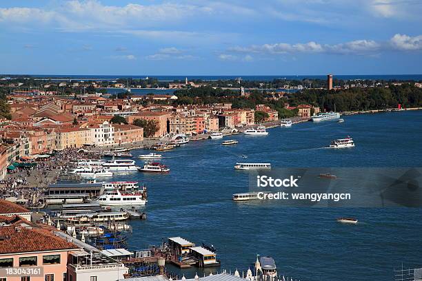 Venecia Italia Foto de stock y más banco de imágenes de Barco de pasajeros - Barco de pasajeros, Canal - Corriente de agua, Ciudad