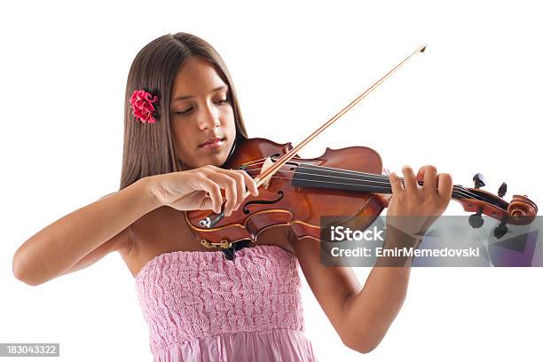 Hermosa Chica Tocando Violín Foto de stock y más banco de imágenes de Estudiante - Estudiante, Jugar, Actuación - Espectáculo