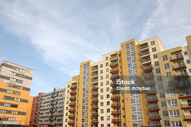 Distrito Residencial Com Edifícios De Apartamento - Fotografias de stock e mais imagens de Amarelo - Amarelo, Apartamento, Arquitetura