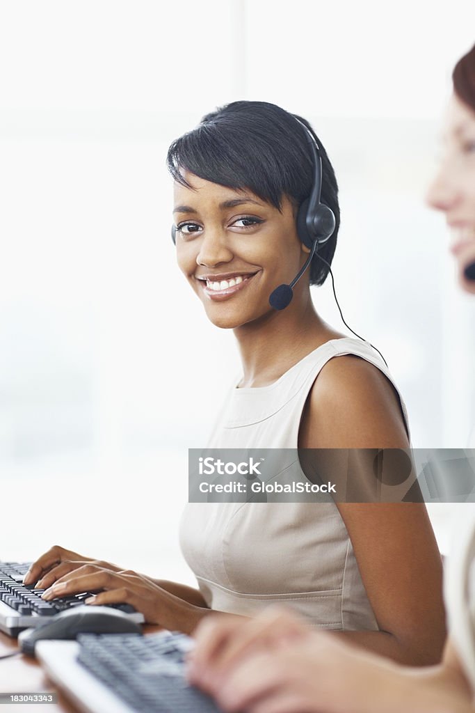 Giovane donna d'affari con la sua collega di lavoro nei call center - Foto stock royalty-free di Call centre