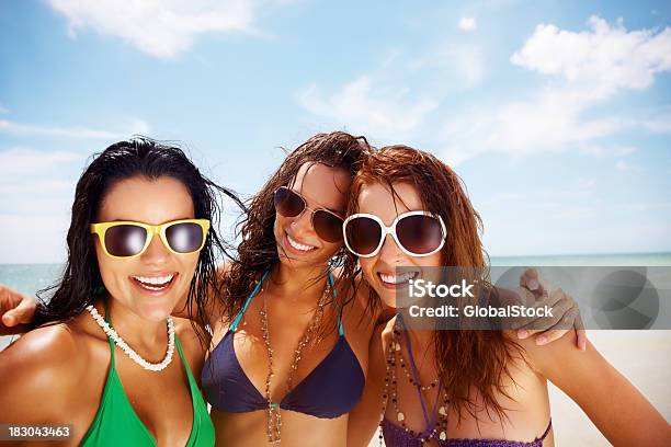 3 つのビキニガールサングラスを着てビーチをお楽しみください - 20代のストックフォトや画像を多数ご用意 - 20代, 3人, オフショット