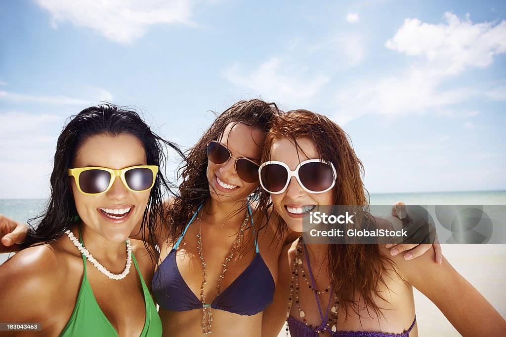 3 비키니 여자아이 선글라스 갖는 해변의 재미있음 - 로열티 프리 20-29세 스톡 사진