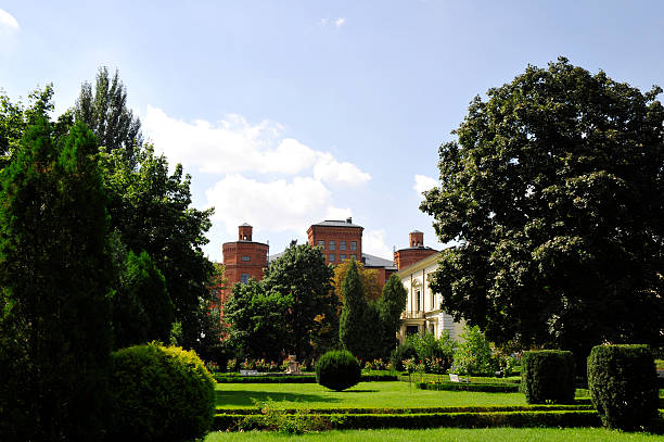 istock Manufacturer garden 183043495