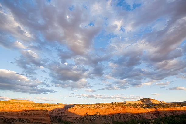 cielo al tramonto paesaggio del deserto - sonoran desert desert badlands mesa foto e immagini stock