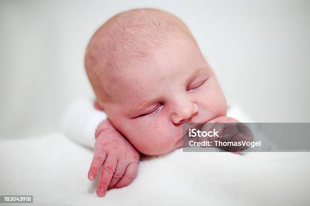 Novo Bebé Recém Nascido Dormir Ii - Fotografias de stock e mais imagens de 0-11 Meses - 0-11 Meses, Bebé, Bebés Meninas