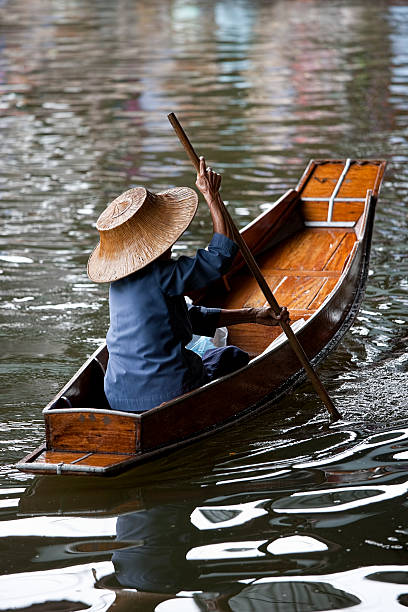 традиционная лодка на плавучий рынок дамноен садуак, таиланд. - damnoen saduak floating market asia asian ethnicity asian culture стоковые фото и изображения