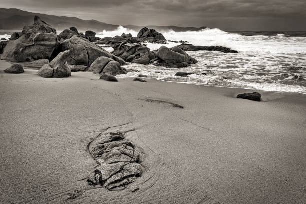 tempête en Corse en noir et blanc littoral de Corse du sud lors d’une tempête en noir et blanc image en noir et blanc stock pictures, royalty-free photos & images