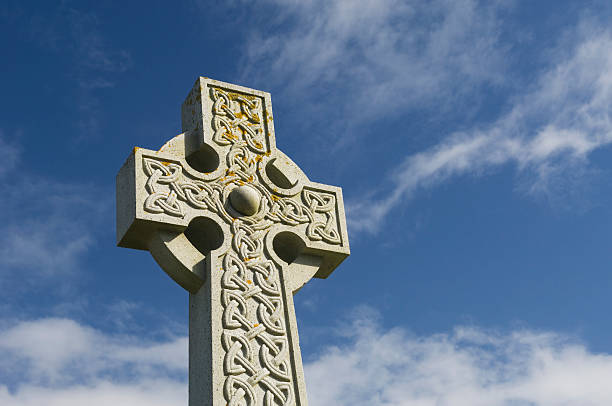 croix celtique, île d'iona - celtic knotwork photos et images de collection
