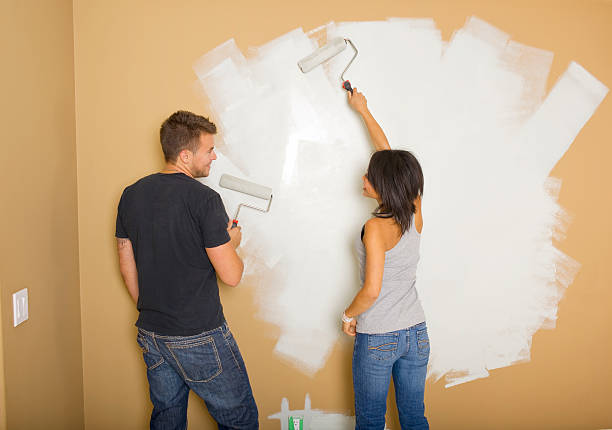 istock Couple Painting 183044344
