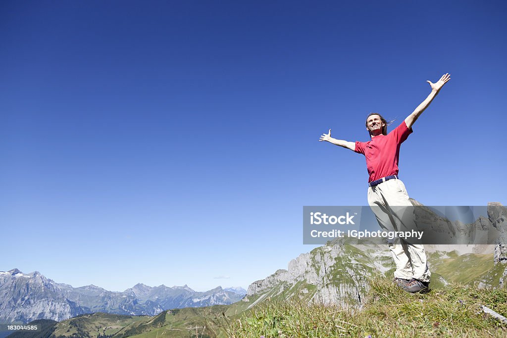 Randonnée en montagne avec vos bras Outstreched Symbolising Positive de la Liberté - Photo de Adulte libre de droits