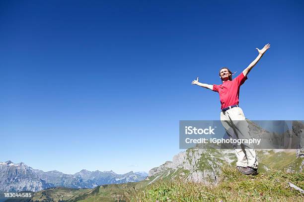 Scarpa Da Hiking In Montagna Con Le Braccia Come Outstreched Symbolising Positivo Libertà - Fotografie stock e altre immagini di Adulto