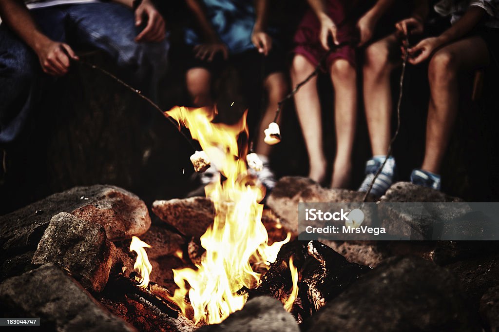 Ao redor da fogueira - Foto de stock de Fogueira de Acampamento royalty-free