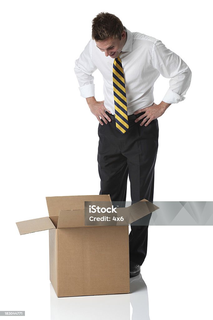 Empresario mirando en una caja de cartón - Foto de stock de 20 a 29 años libre de derechos