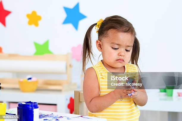 Photo libre de droit de Petite Fille Nettoyage Ses Mains banque d'images et plus d'images libres de droit de Nettoyer - Nettoyer, Art, Enfant d'âge pré-scolaire