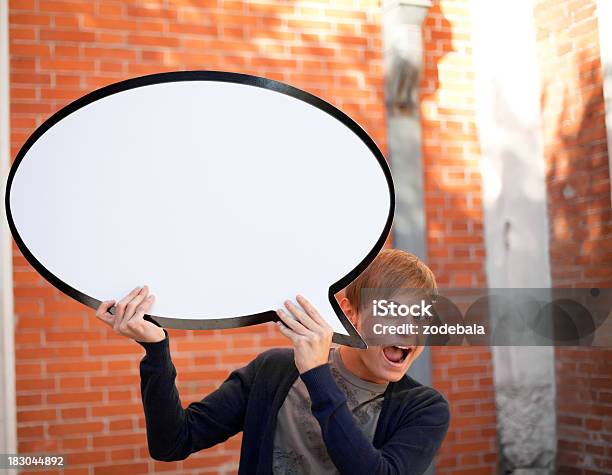 Young Man Holding Discurso De Pensamiento Foto de stock y más banco de imágenes de 20 a 29 años - 20 a 29 años, 20-24 años, Adolescente