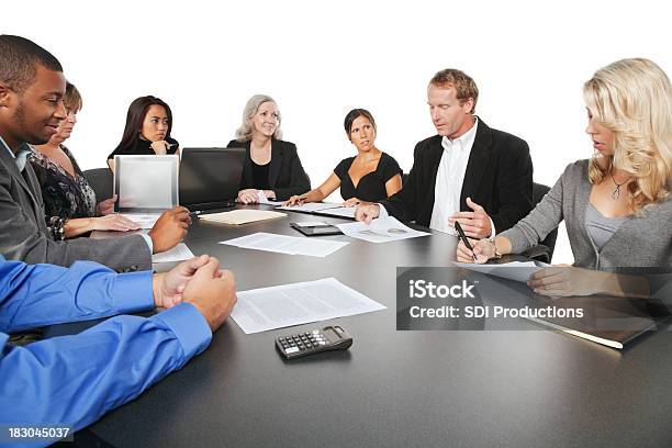 ビジネスマン企業金融については彼のビジネスチーム - 会議のストックフォトや画像を多数ご用意 - 会議, 多民族, 女性