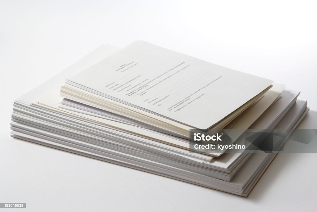 Isolato colpo di documenti su sfondo bianco sovrapposto - Foto stock royalty-free di Catasta