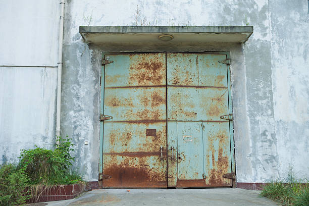 istock discard factory‘s door 183045104
