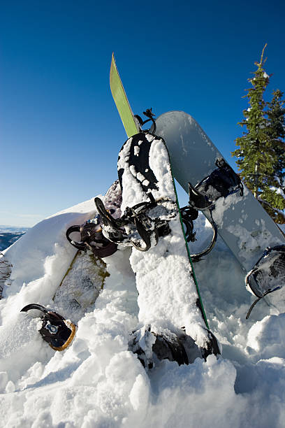 snowboards en la nieve - snowboard apres ski snow nobody fotografías e imágenes de stock
