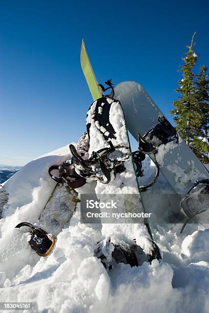 Snowboards En La Nieve Foto de stock y más banco de imágenes de Actividad después de esquiar - Actividad después de esquiar, Actividades recreativas, Aire libre