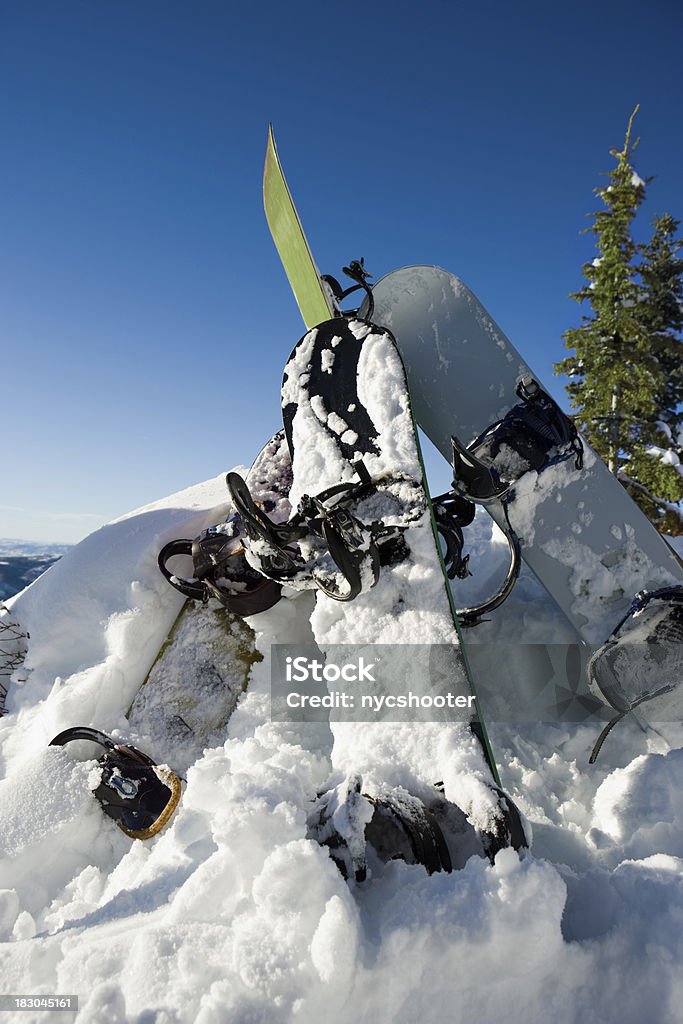 Сноуборды в снегу - Стоковые фото Апре-ски роялти-фри