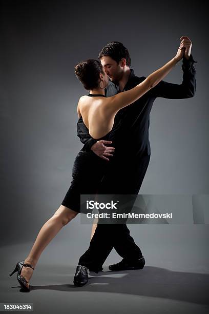 Foto de Casal Dançando Tango e mais fotos de stock de Tango - Dança - Tango - Dança, Adulto, Amor