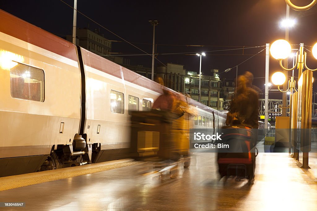 Due offuscata Afro-americana di passeggeri a piedi alla stazione ferroviaria - Foto stock royalty-free di Treno