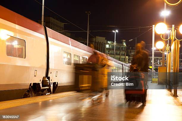 Due Offuscata Afroamericana Di Passeggeri A Piedi Alla Stazione Ferroviaria - Fotografie stock e altre immagini di Treno
