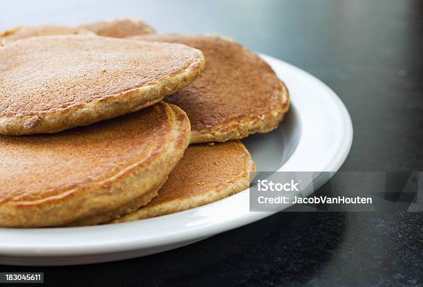 Photo libre de droit de Assiette De Crêpes De Céréales Entières banque d'images et plus d'images libres de droit de Pancake - Pancake, Blé complet, Blé entier