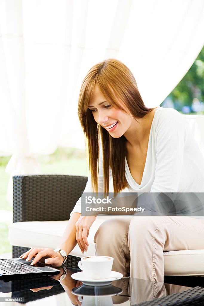 Femme avec ordinateur portable au café - Photo de 20-24 ans libre de droits