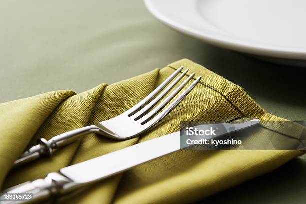 Close Up Shot Of グリーンのテーブルセッティング - ナイフのストックフォトや画像を多数ご用意 - ナイフ, フォーク, 夕食