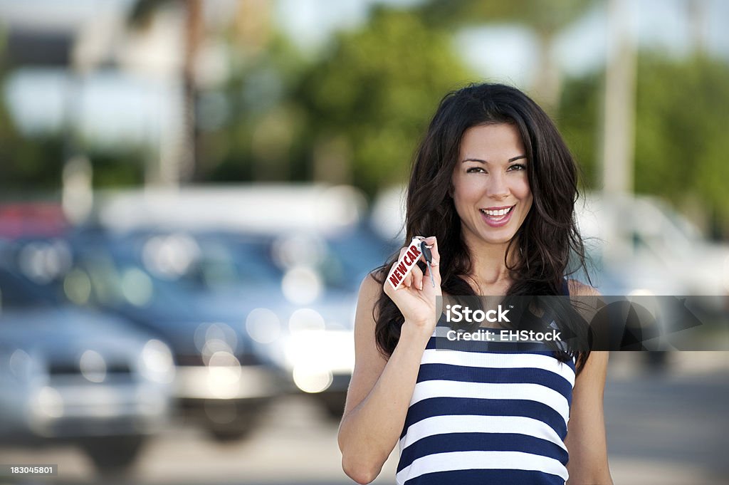 젊은 여자 대리점 새로운 자동차모드 암호키 - 로열티 프리 개념 스톡 사진