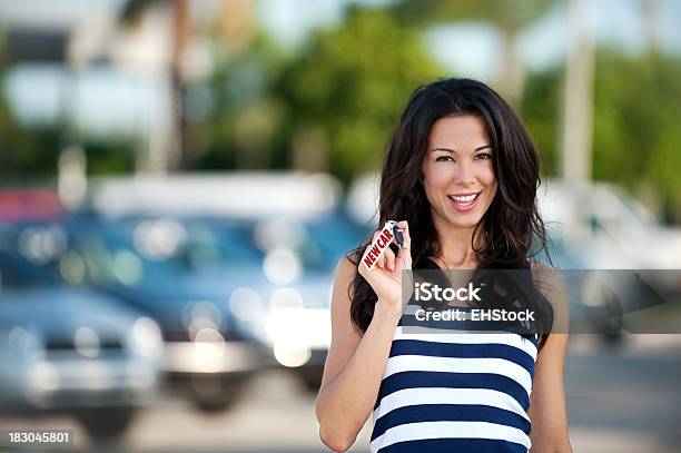 젊은 여자 대리점 새로운 자동차모드 암호키 개념에 대한 스톡 사진 및 기타 이미지 - 개념, 구매, 낮