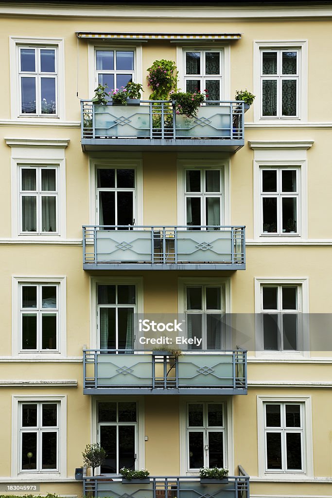 Vista para uma fachada de Edifício de apartamento com Gradis. - Royalty-free Casa Foto de stock