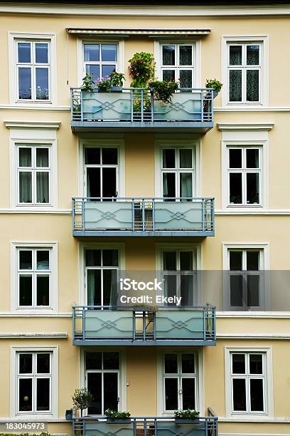 Vista Para Uma Fachada De Edifício De Apartamento Com Gradis - Fotografias de stock e mais imagens de Casa