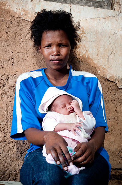 jovem mãe com seu bebê africano - teenage pregnancy fotos imagens e fotografias de stock